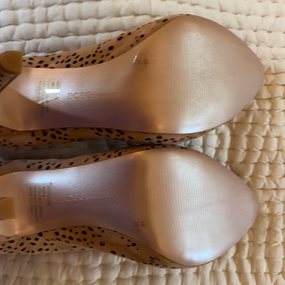 BCBG Cut out Platform heel nwot - Picture 3 of 5
